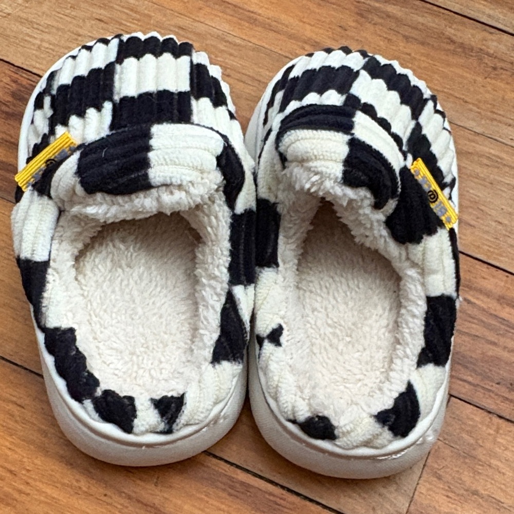 Young Kids /Toddlers Size 2 Black & White Checker Slip-On Slippers - Picture 3 of 5